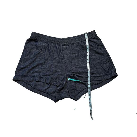 Old Navy women short size 2X, Lightweight Denim fabric; wide, stretchy waistband - Picture 6 of 8